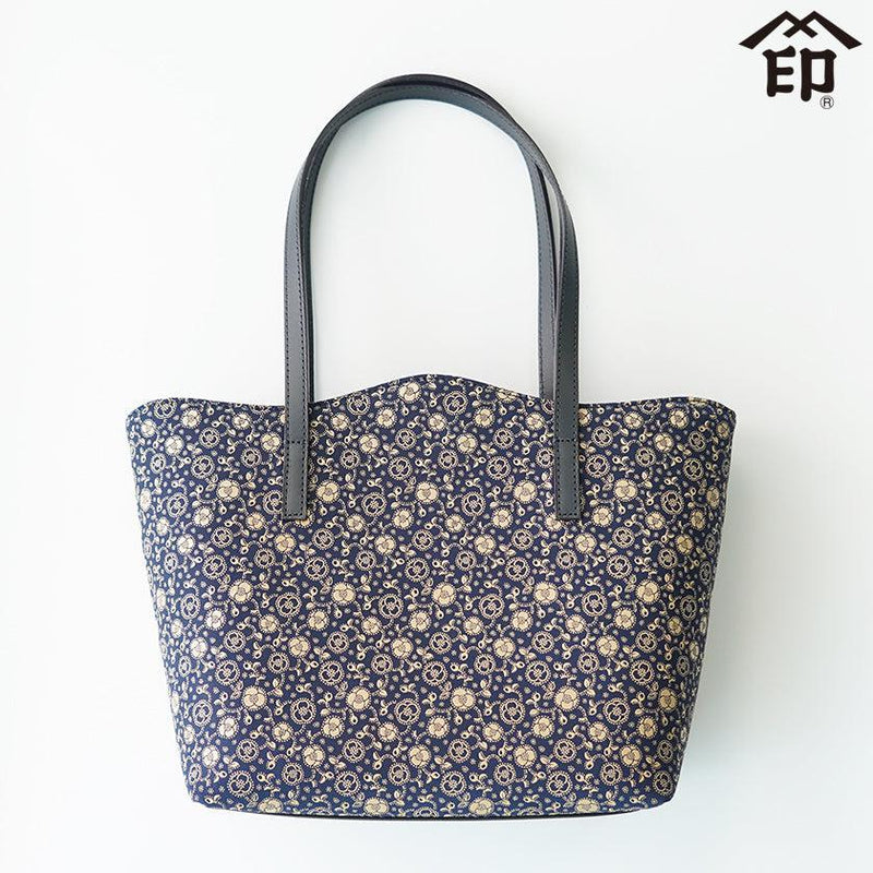 [กระเป๋าหิ้ว] Camellia ญี่ปุ่น (สีน้ำเงิน basecoat พร้อมแล็กเกอร์สีขาว) | Koushu Inden (งานฝีมือ deersdkin lacquered)