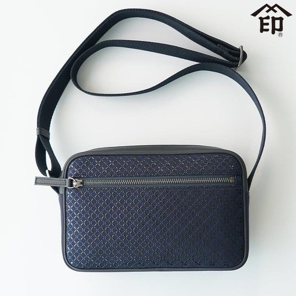 [กระเป๋าสะพาย] ME-13 Cloisonne (Basecoat สีน้ำเงินสีน้ำเงินกับแล็กเกอร์สีดำ) | Koushu Inden (งานฝีมือ Deerskin Lacquered) | inden-ya