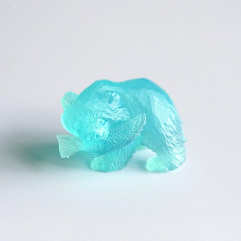 [รูปแกะสลัก] หมีกินปลาแซลมอน (สีฟ้าอ่อน) | งานฝีมือของ Ainu