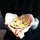 [코스터] 국화가있는 벚꽃 | 인쇄 및 Kyo-Yuzen 조각 | 산사이 스튜디오