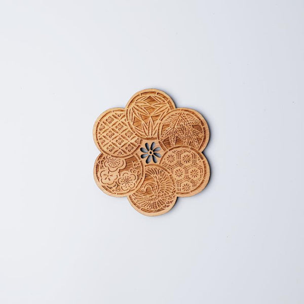 [코스터] 코몬이있는 자두 꽃 | 인쇄 및 Kyo-Yuzen 조각 | 산사이 스튜디오