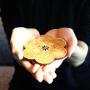 [코스터] 코몬이있는 자두 꽃 | 인쇄 및 Kyo-Yuzen 조각 | 산사이 스튜디오