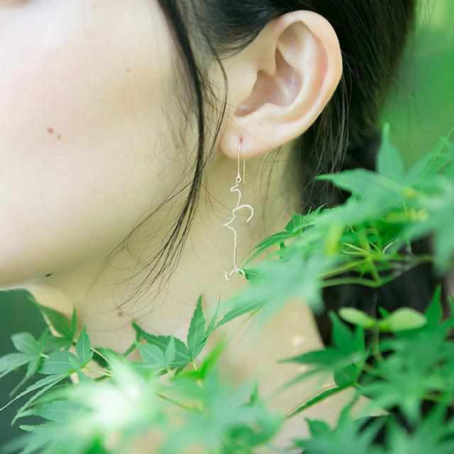 [ต่างหูที่ถูกเจาะ] Utsukushii (สวย) หูข้างหนึ่งทองคำ (K10) | Saori Kunihiro | การหล่อโลหะ
